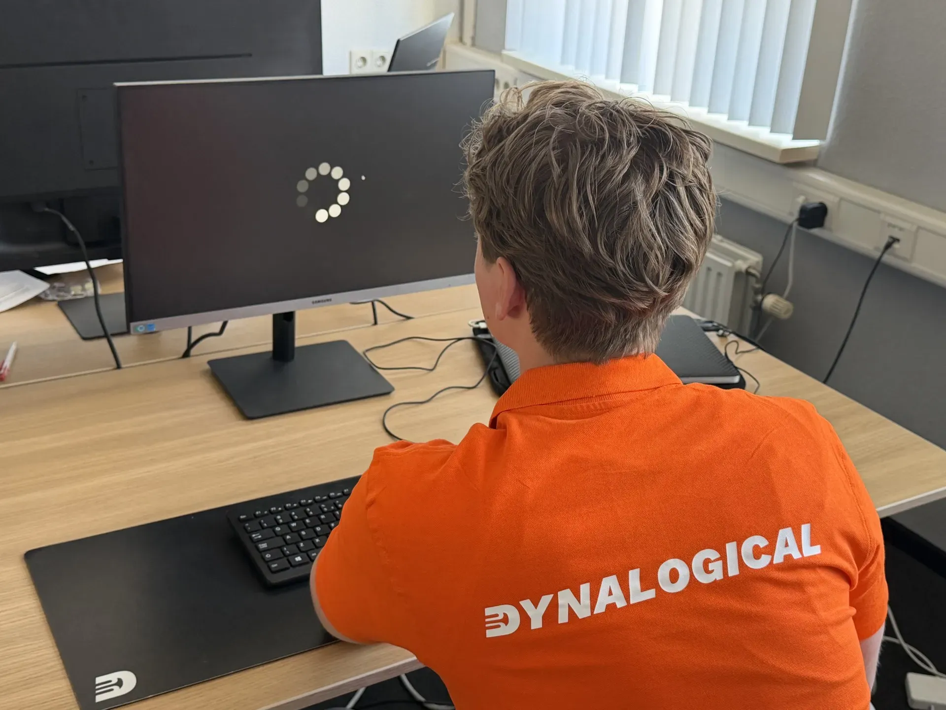 medewerker van Dynalogical kijkt naar een scherm waarvan de website snelle Wordpress hosting nodig is